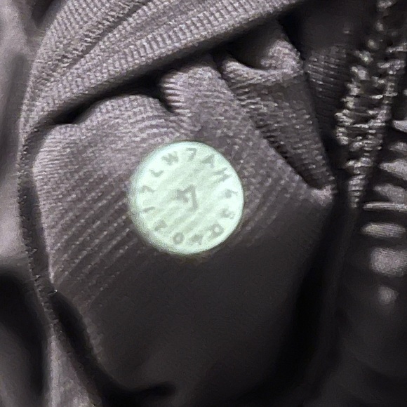 LuLuLeMoN beat the heat running shorts size 4 excellent condition black currant - Picture 9 of 11